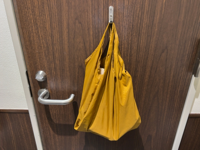 布のカバンをフックにかけている