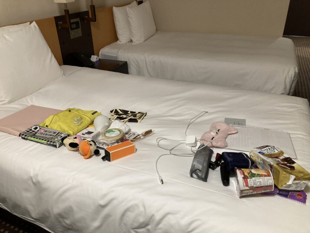 ホテルのベッドに広げた荷物