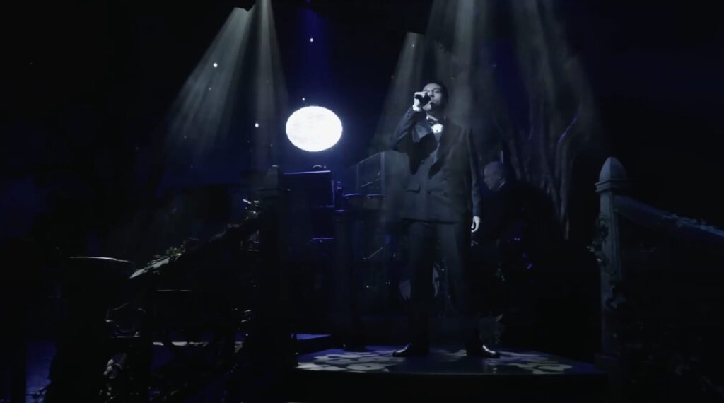 シンガーが歌っている様子